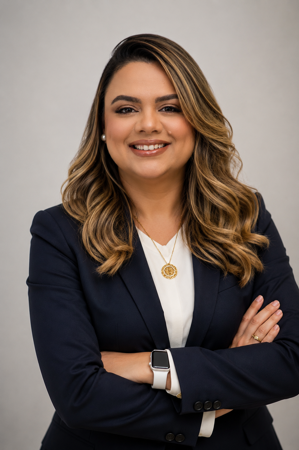 Tatiane Lucas sorrindo, de blazer azul marinho