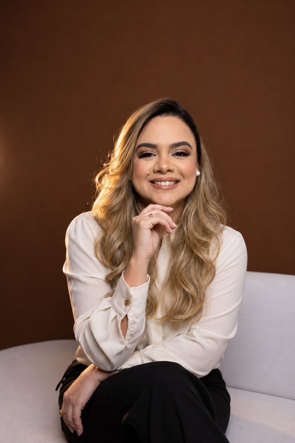 Tatiane Lucas em ambiente aconchegante, pronta para atender